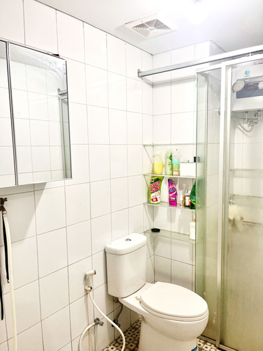 Bathroom, 2BR at Emerald Bintaro by Tia, Tangerang Selatan