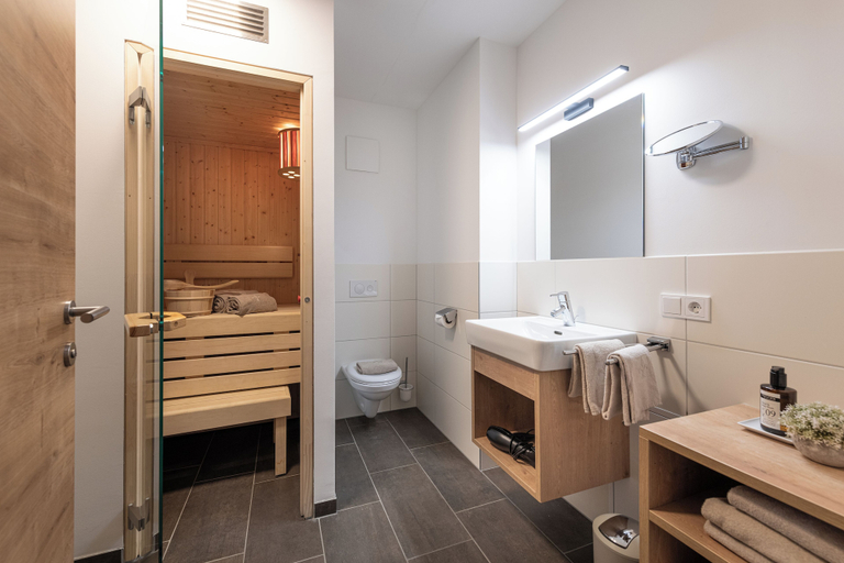 Bathroom 5, AlpenParks Hotel Montana Matrei, Lienz