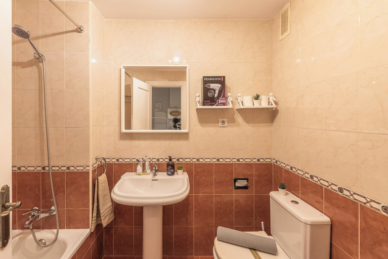 Bathroom 3, Skysea Holidays Malaga Turquesa, Málaga