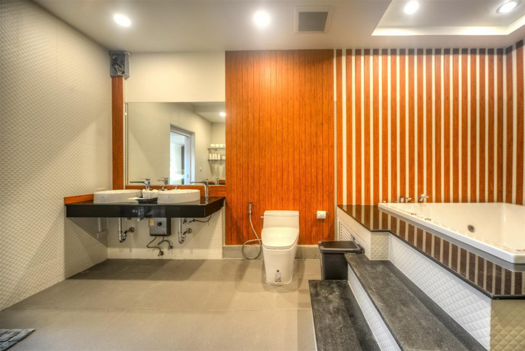 Bathroom 4, Palm Beach Resort, Pran Buri
