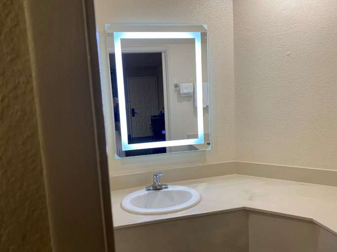 Bathroom 5, Budget Inn & Suites Stockton, San Joaquin