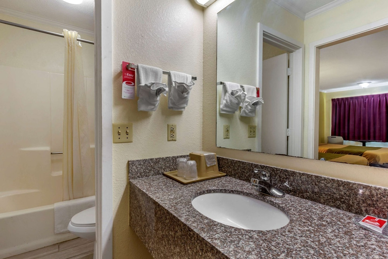 Bathroom 4, Econo Lodge St. George, Dorchester