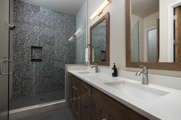 Bathroom 4, Adventure View, Deschutes