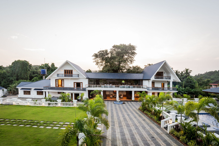Exterior & Views