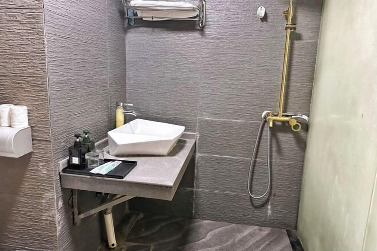 Bathroom 4, Zhangjiajie Wulingju Inn (Wulingyuan Scenic Area), Zhangjiajie