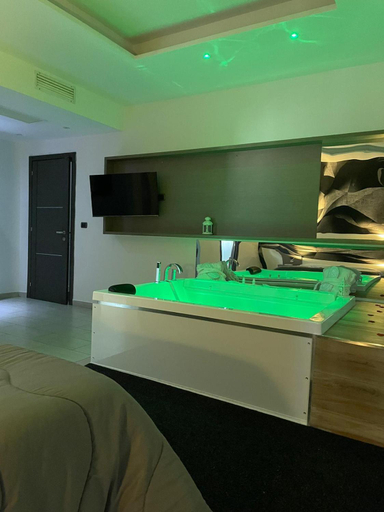 Others 2, Hotel Cristian, Napoli