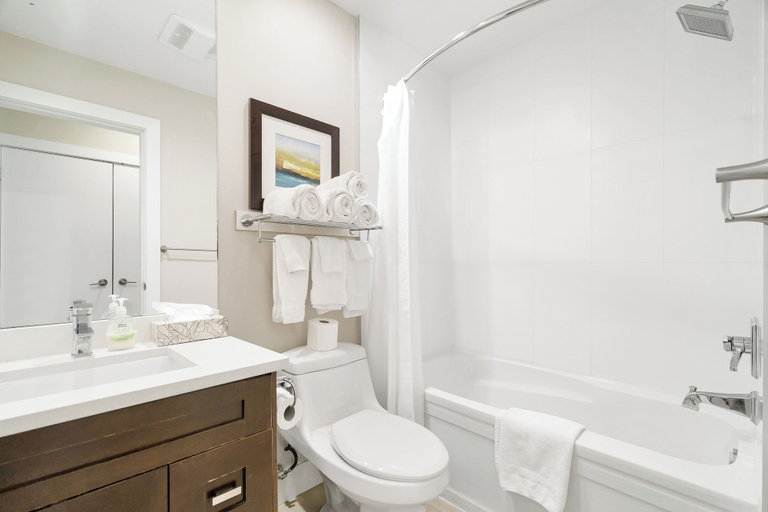 Bathroom 3, Harmony Haven 2BR Lakefront Suite, Fraser Valley