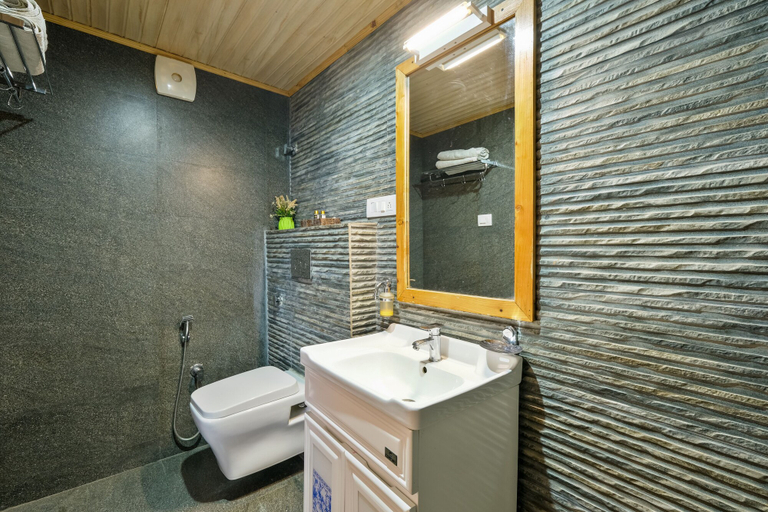 Bathroom 4, Jomotel Talai, Shimla