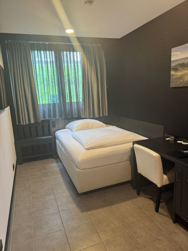 Bedroom 3, Tibet Hotel am Airport, Mettmann