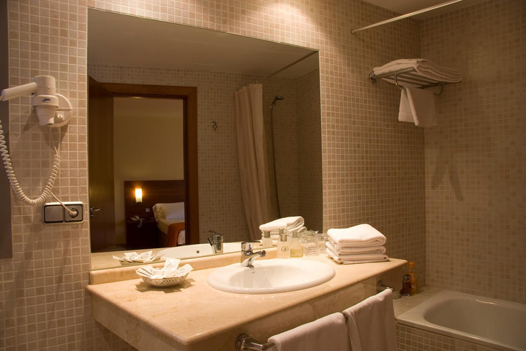 Bathroom 4, Torre Monreal Hotel y Apartamentos, Navarra