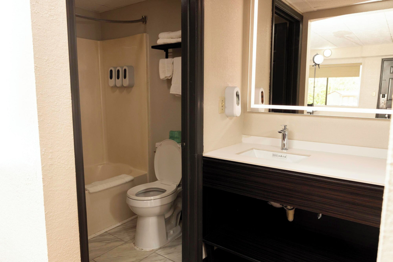 Bathroom 3, Paragon Inn Hillsboro, Highland