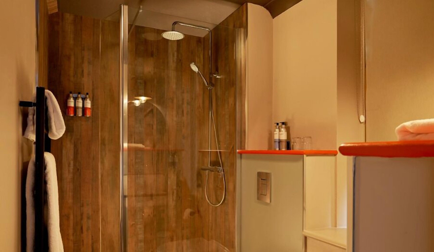 Bathroom 3, Bike & Boot Peak District, Derbyshire
