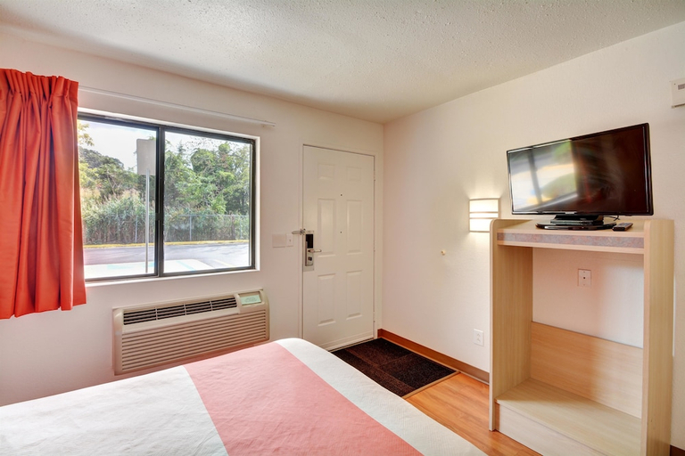 Bedroom 2, Motel6 Southington, CT - Hartford, Hartford