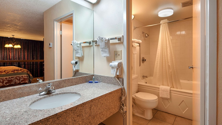 Bathroom 4, Best Western Airport, Tulsa