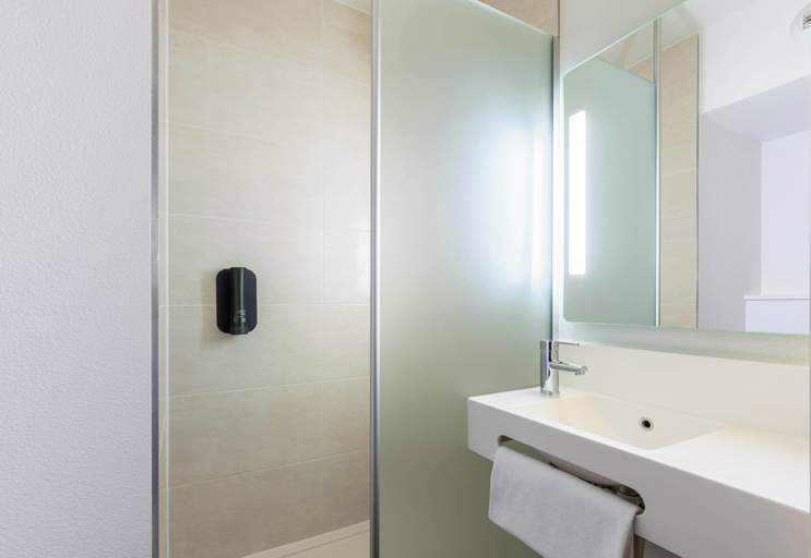 Bathroom 4, B&B HOTEL Lille Roubaix Campus Gare, Nord