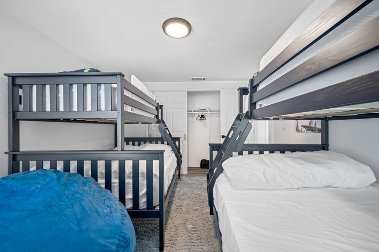 Bedroom 3, Paradise Haven- Amazing 4BR Oasis With Pool, Manatee