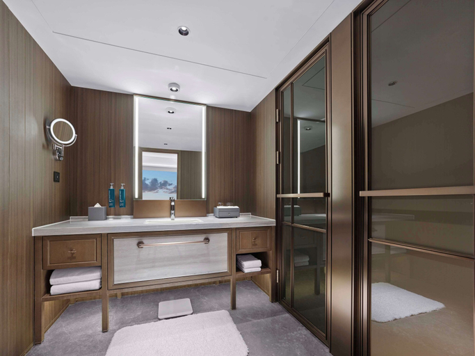Bathroom 5, Doubletree By Hilton Beijing East Third Ring Road, Beijing
