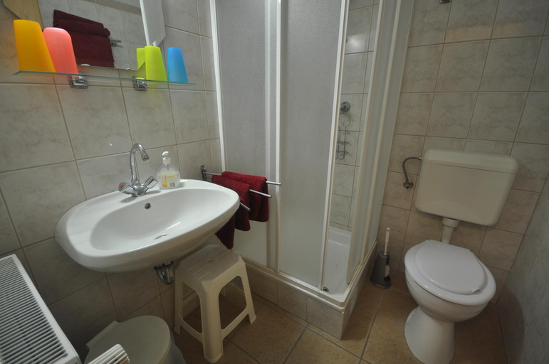 Bathroom 3, Denis Panzio es Etterem, Lenti