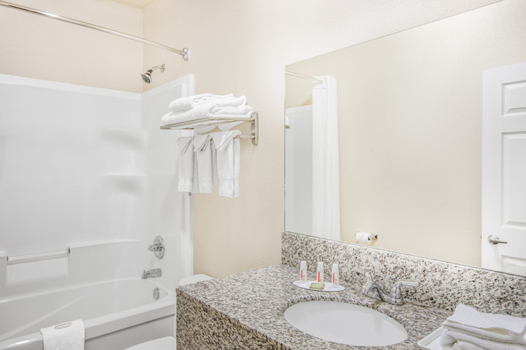 Bathroom 5, High Point Inn & Suites Peace River, Division No. 19