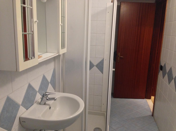 Bathroom 3, Albergo Etrusco, Bergamo