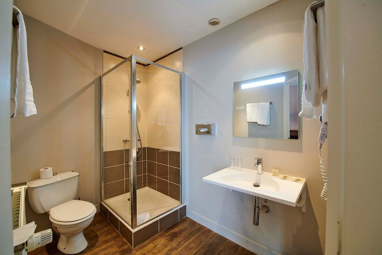 Bathroom 3, Hôtel de France, Côte-d'Or