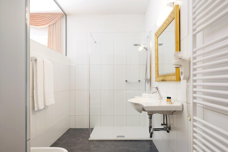 Bathroom 2, Parkhotel Post, Bolzano