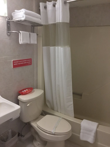 Bathroom 3, Red Carpet Inn - Bridgeton Vineland, Cumberland