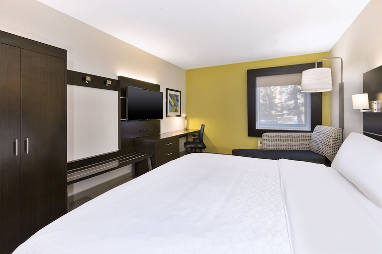 Bedroom 4, Holiday Inn Express DETROIT-WARREN (GM TECH CTR) by IHG, Macomb