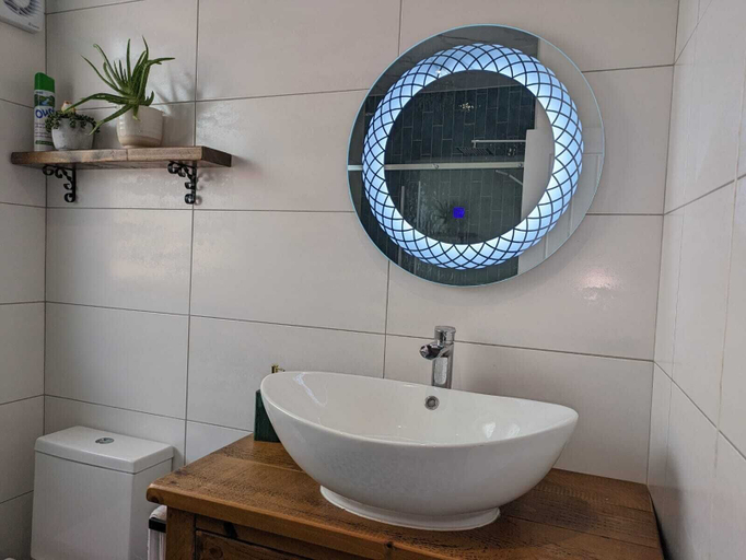 Bathroom, Cozy Cottage Stay - Modern, Cozy, Close to London, Surrey