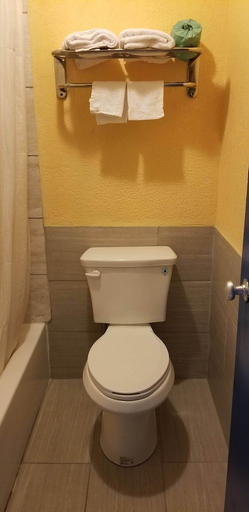 Bathroom 4, Executive Inn, Victoria