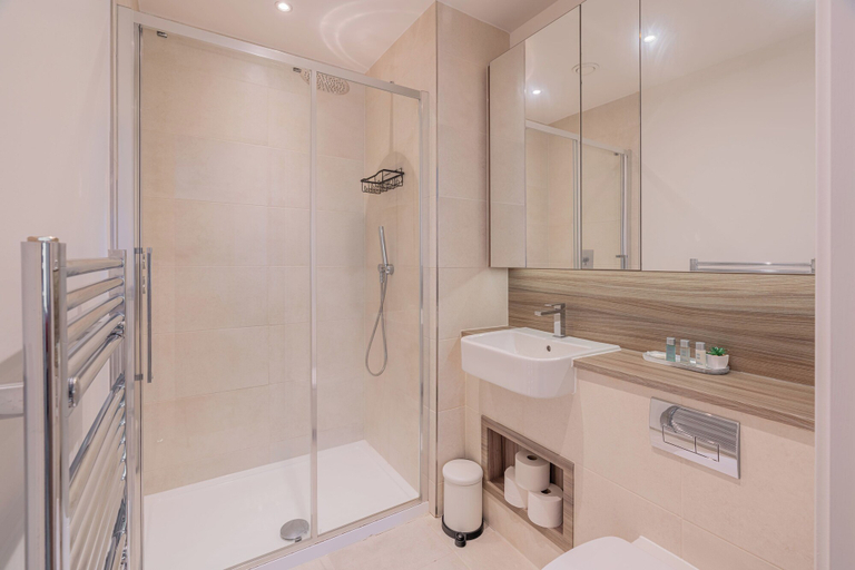 Bathroom 2, City Escape Apartment in London, London