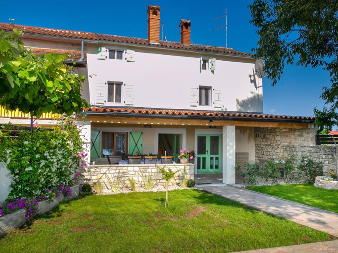 Exterior & Views 2, Adorable Holiday Home With Pool and Terrace, Bale