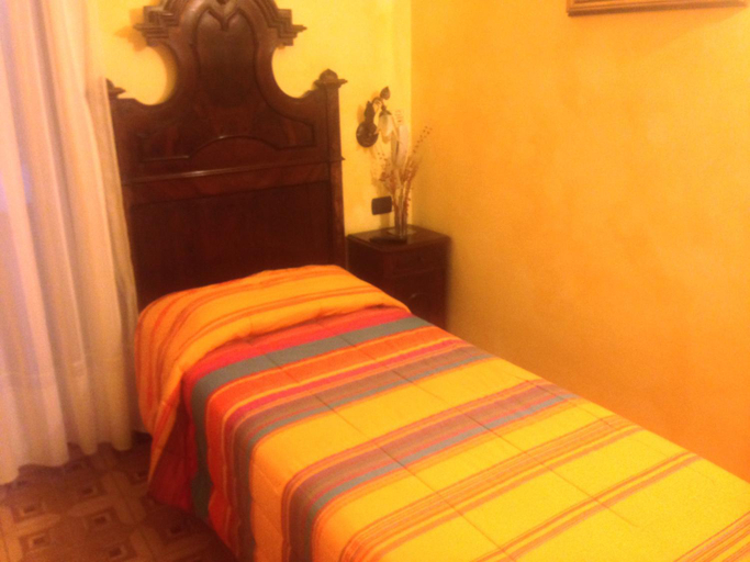 Bedroom 2, Albergo Etrusco, Bergamo