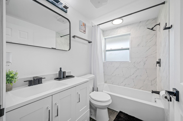 Bathroom 4, Paradise Haven- Amazing 4BR Oasis With Pool, Manatee