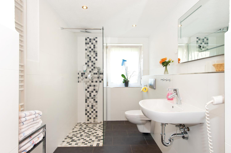 Bathroom 2, Landhotel Zum Erbgericht, Sächsische Schweiz-Osterzgebirge
