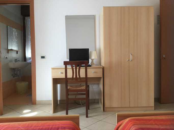 Bedroom 4, Albergo Adige, Padua