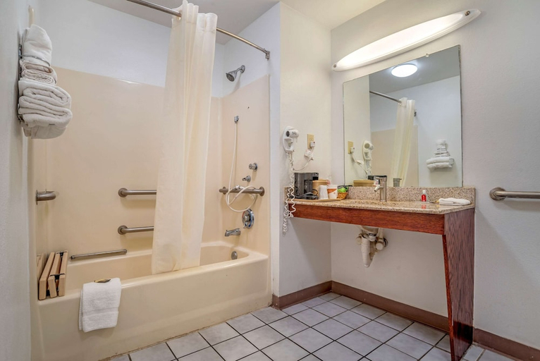 Bathroom 4, Econo Lodge Tupelo, Lee