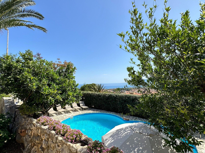 Others 5, Spacious Apartment With Communal Pool Near the Sea, Trapani