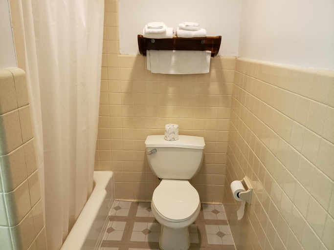 Bathroom 2, Spinning Wheel Motel, Sauk