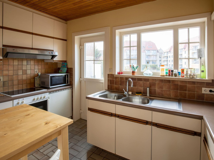 Private kitchen 3, Nice Holiday Home in Ostend by the sea With a Terrace, West-Vlaanderen