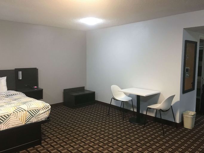 Bedroom 2, Studio 6 Suites Tupelo MS North, Lee