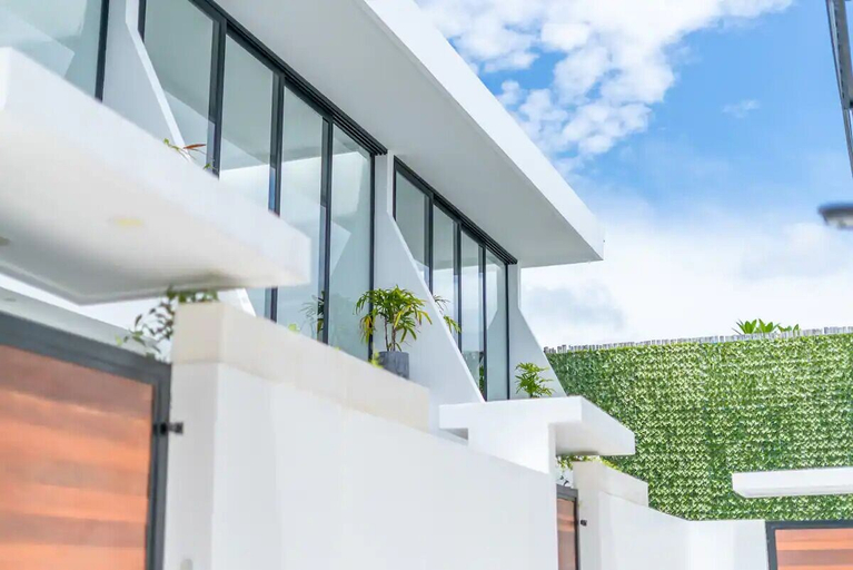 Exterior & Views