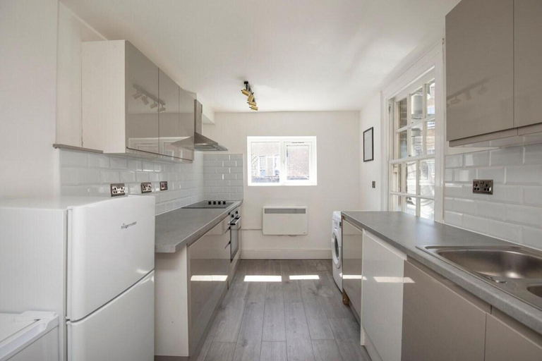 Others 2, Camberwell Apartment - Stylish 4 Bed, London