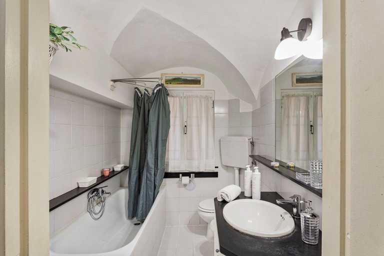 Bathroom, La Casa dei Giusti by Wonderful Italy, Genova