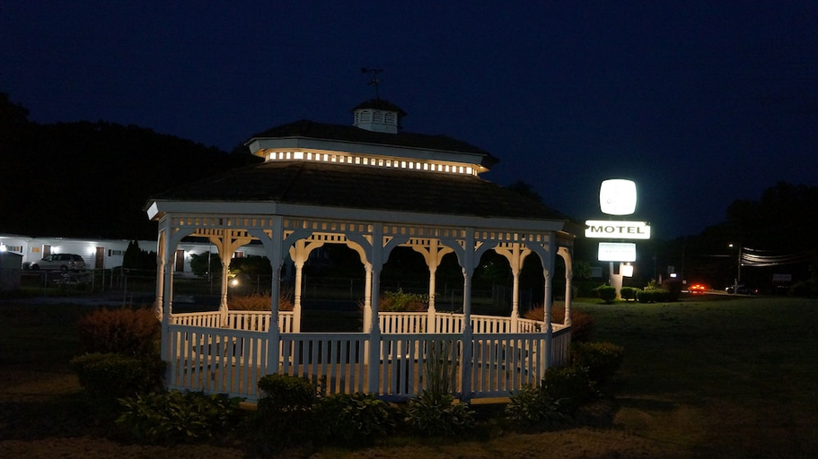 Exterior & Views 1, Oakdell Motel, New London