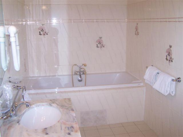 Bathroom 3, Domaine de La Vitrolle, Dordogne