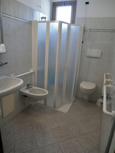 Bathroom 3, Hotel Jole, Savona