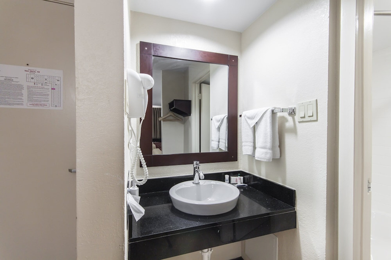 Bathroom 4, Red Roof Inn Van Horn, Culberson
