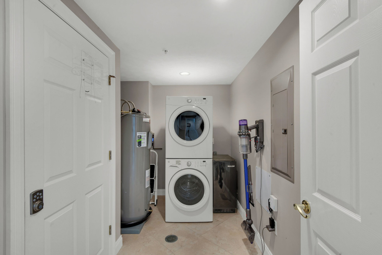 Bathroom 3, Treasure Island 1401, Bay