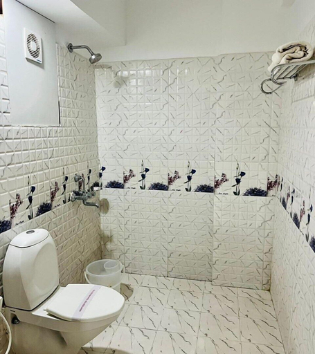 Bathroom, Hotel Four Waves, Puri